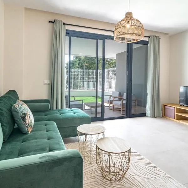 LME2BA - Cozy ground floor, flat in luxury resort, hotel in Estepona
