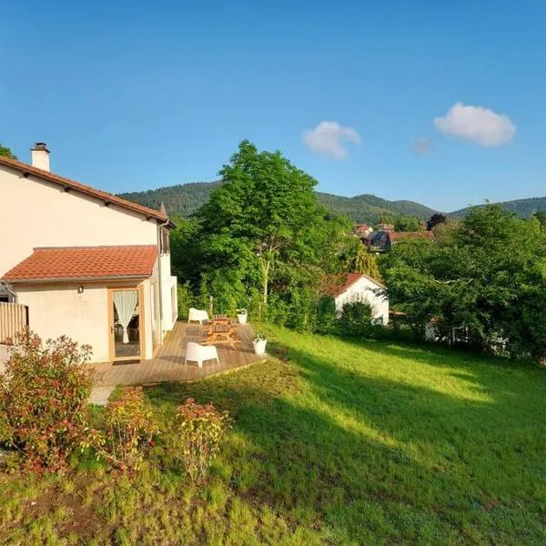 La Loge des Volcans - Vue Puy De Dôme, hotel in Saint-Genès-Champanelle
