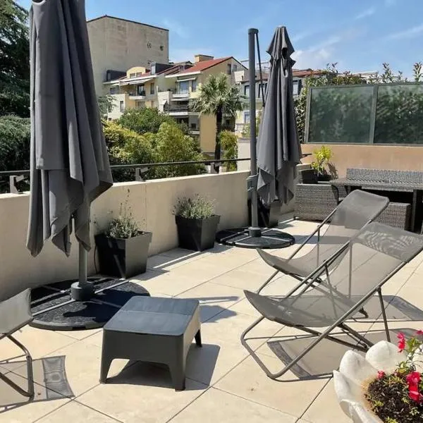 Toit terrasse dans résidence avec piscine, hotel em Cannes