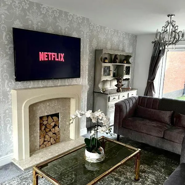 Large 5 Bedroom House with Parking for 2 Cars, hotel v destinaci Desborough