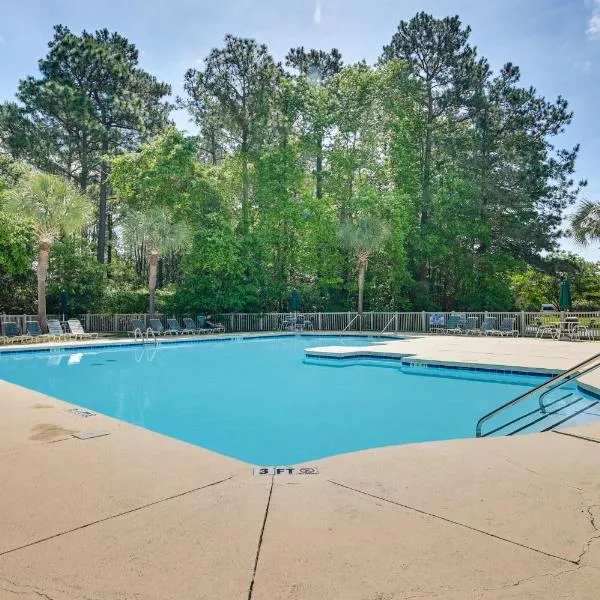 Pawleys Island Condo with Screened Porch and Golfing!, hotel Pawleys Islandben