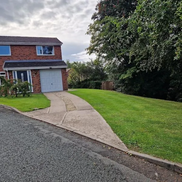 3 bedroom detached house centre of Whitchurch, hotel din Whitchurch