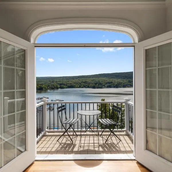 Lakeview Villa with Private Hot Tub, Firepit & Spacious Decks with Breathtaking Cliff Views, hotel i Greenwood Lake
