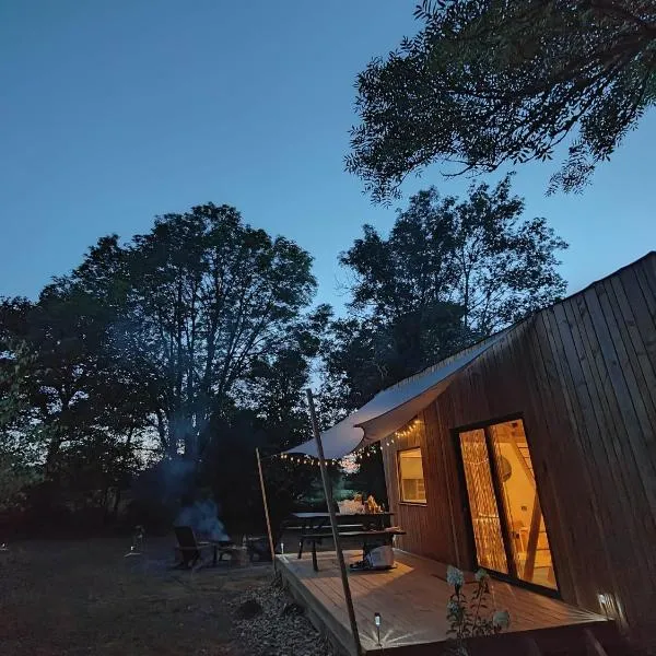 Moose home Tiny house AMBUR, hotel i Saint-Jacques-dʼAmbur
