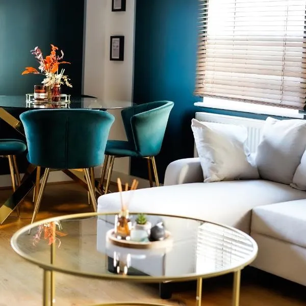 Family & Business Stays In RG2 - Sleeps Up to 12!, Hotel in Reading