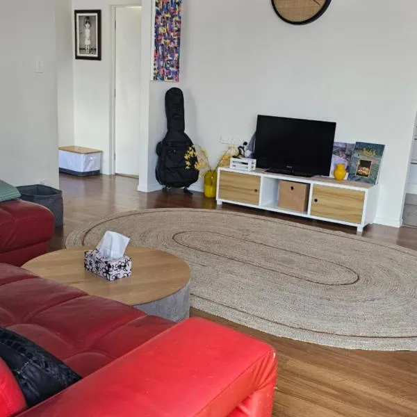 This fabulous, single-level 3 plus 1 small room with folding sofa home, hótel í Huapai