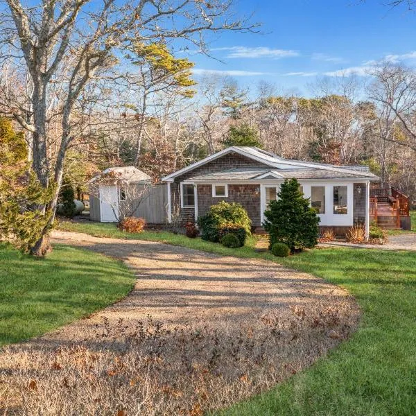 Fresh Pond Chateau Renovated Bright and Cozy Home, hotel v destinaci Oak Bluffs