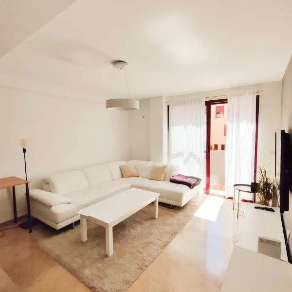 Apartamento, parking y piscina de temporada en Granada Tico Medina, hotel em Granada