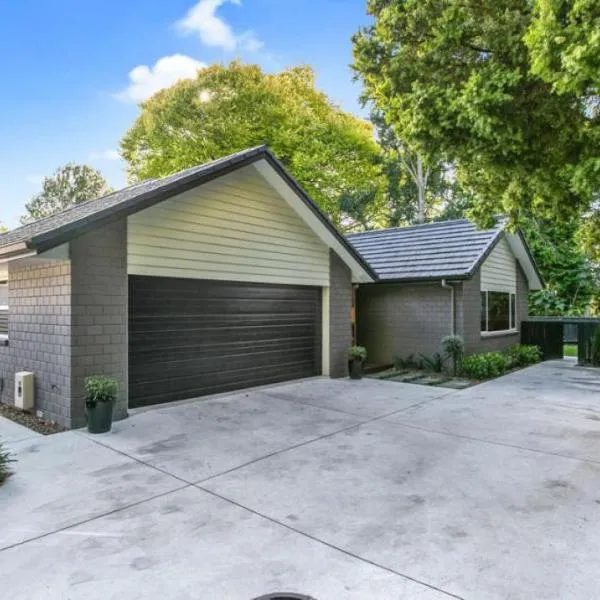 Walk to Town from this Modern and Warm Home in Central Cambridge Four Beds Available, hotell i Karapiro