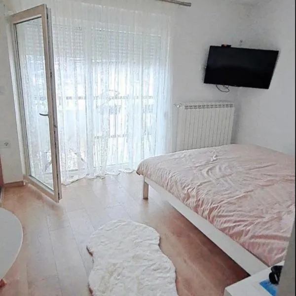 Rooms Lida & Friendly home, hotel in Murino
