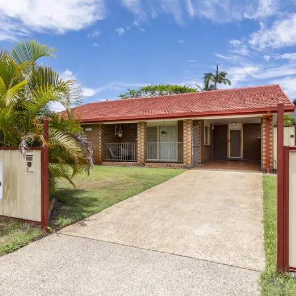 Comfortable lowset family home only minutes from the water! Tarooki St, Bellara, hotel in Bellara