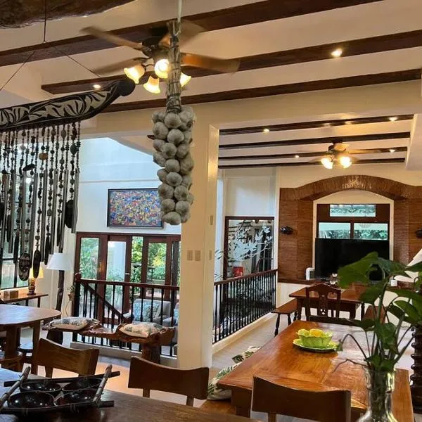 Private and Spacious 4BR 4Bath Villa in Tagaytay , Gated, Near Picnic Grove, hotel v destinaci Tagaytay
