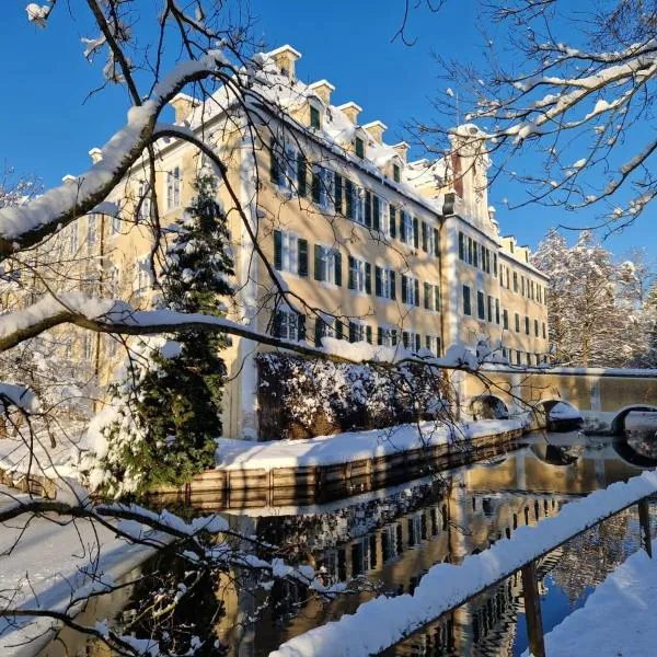 Wohnen im Wasserschloss Sandizell, hotel v destinaci Schrobenhausen