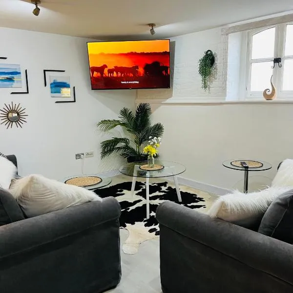 Safari Lodge - Close to Shopping Centre and Restaurants, Free Parking, Stylish and Amazing Artwork, hotel v destinaci Burton upon Trent