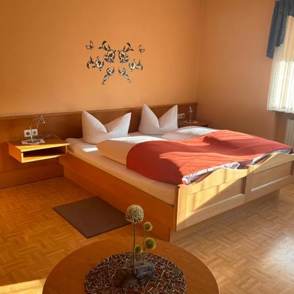 Gästehaus Krone, hotel v destinaci Holzkirchen