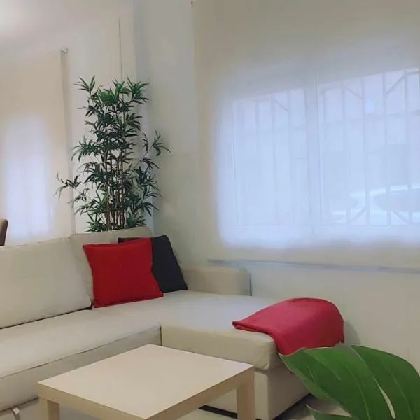 Maria House, hotel v destinaci Viladecáns