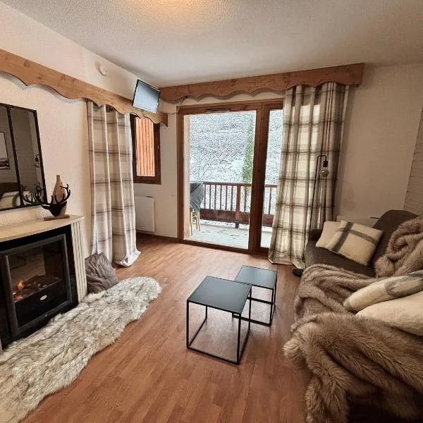 Appartement chaleureux au ski avec piscine, hotel in Orelle