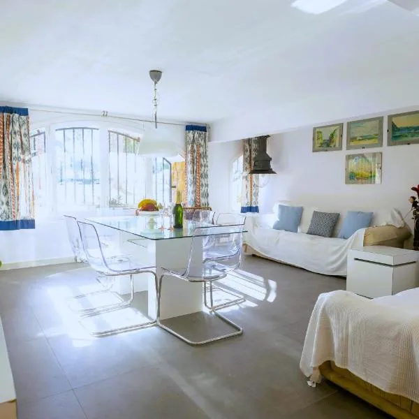 Suitur beachfront apartment Roc de Sant Gaietà, hotel in Roda de Bará