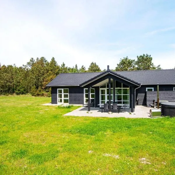 12 person holiday home in R m, hótel í Rømø Kirkeby