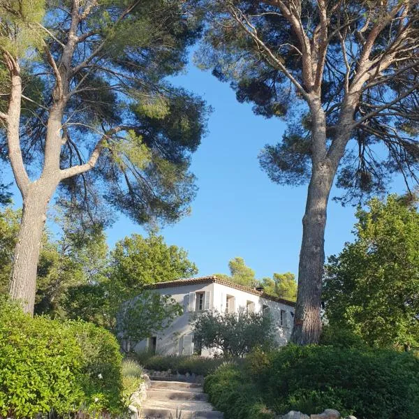 Lou Pantai, Bed and breakfast, Double Bedroom, hotel in Aix-en-Provence