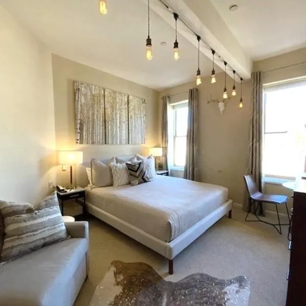 Independence Square 304, Stylish Hotel Room with Downtown Views & Great Location, hotel v destinaci Aspen