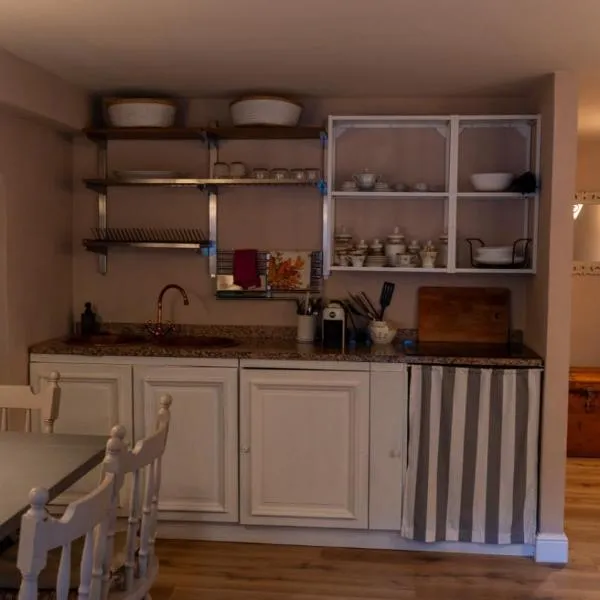 Bilocale a due passi dal mare immerso nel verde, hotel v destinaci Castiglioncello