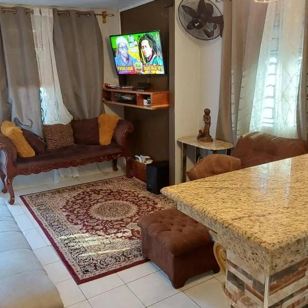 Zipcode Hideaway Guesthouse, hotel v destinaci Portmore