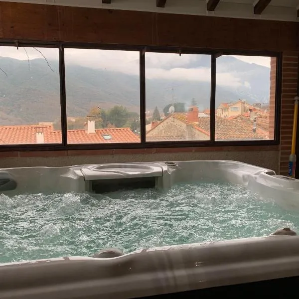 Maison de caractère avec jacuzzi entre mer et montagne à Espira de Conflent, hotel in Baillestavy