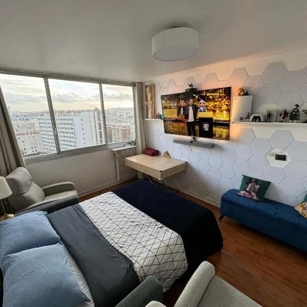Guest room in a shared apartment - Metro 7 and Tramway T3a, hotel en París