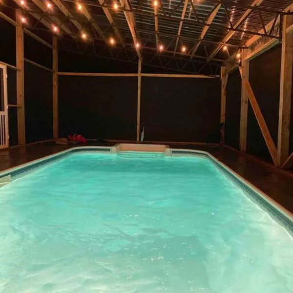 Private Farmhouse with Hot Tub, hótel í Dandridge