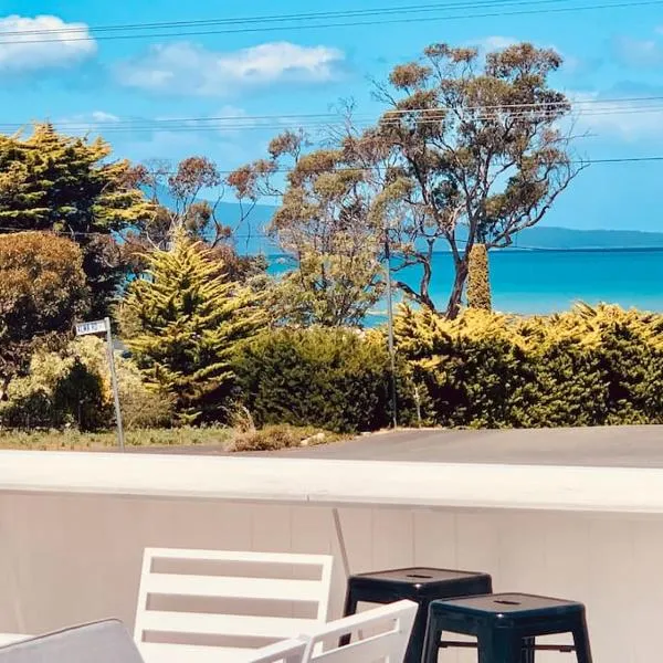 Adorable Studio next to cafe, walk to beach!, hotel v destinaci Orford