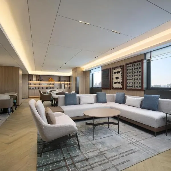 Courtyard By Marriott Shanghai Xujiahui, хотел в Шанхай
