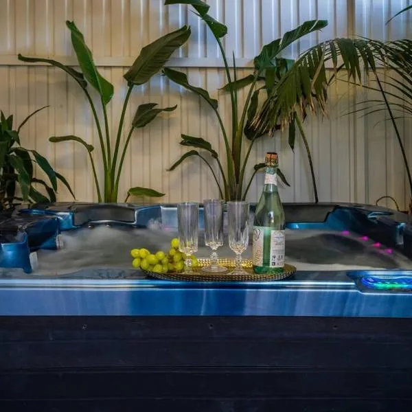 The Garden Pool and Spa house ocean views, hotel in Seacliff
