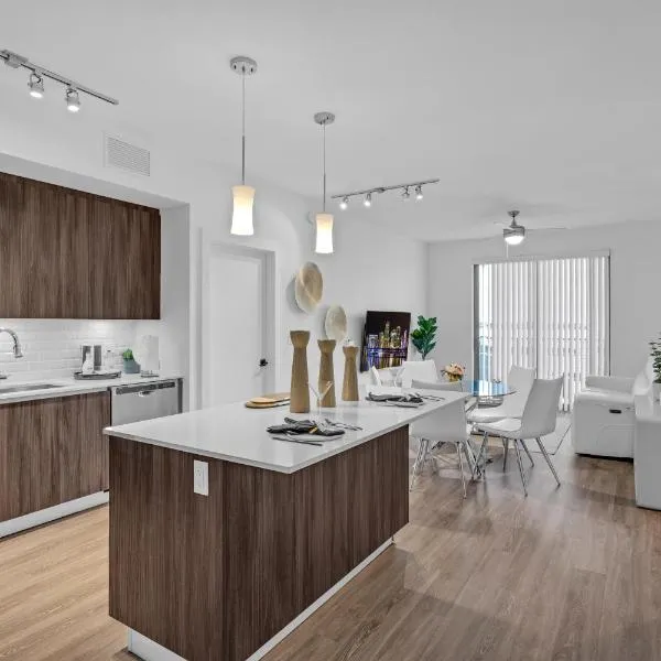 Modern 2 Bed in the Heart of Doral Free Parking、ハイアリーヤ・ガーデンズのホテル