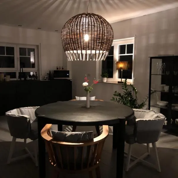 Stilvolle Wohnung für bis zu 5 Personen - mit riesiger Dachterrasse, hotel in Haigerloch