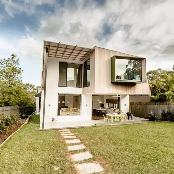 Luxurious 5 bd family home with pool close to Sydney CBD