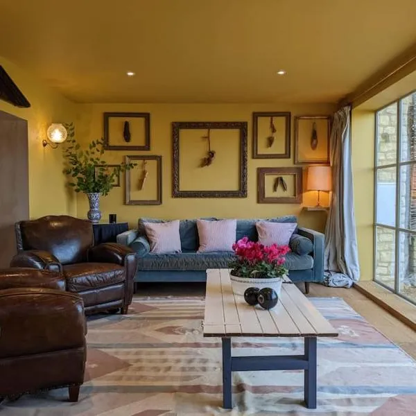 Stylish 3 bed Cotswold cottage with stunning views, hotel v destinaci Cheltenham