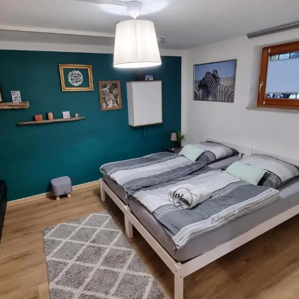 Ruhige, modern eingerichtete 2 Zimmer Wohnung im Untergeschoss eines Zweifamilienhauses, Hotel in Hildrizhausen