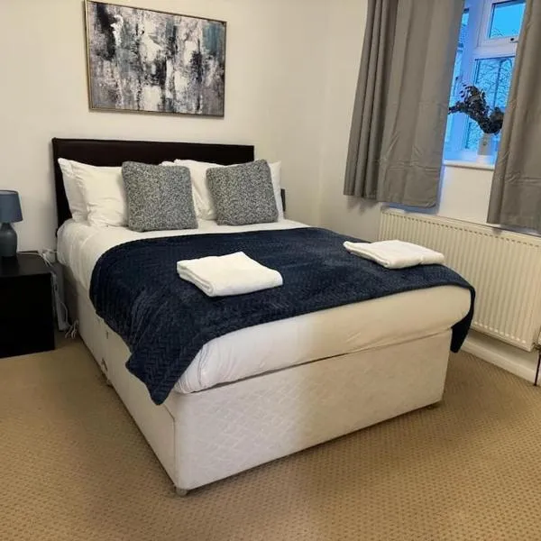 The Cozy Stay, Sleeps 6 , 3 Parking Spaces, Private Garden Walking Distance to Cardiff Bay and City Centre Pets Welcome, hotel in Cardiff