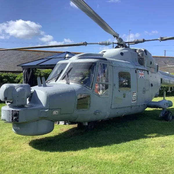 Haelarcher Helicopter Glamping, hotel in Coverack
