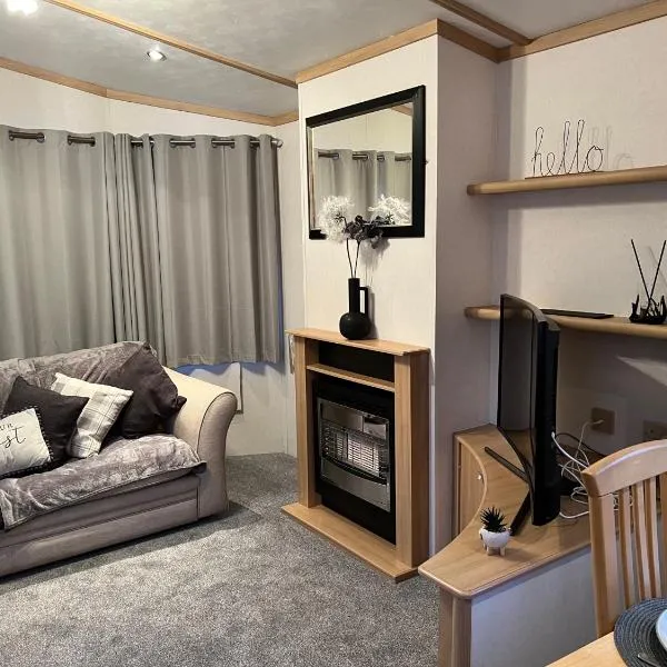 Coastal Caravan Holidays - Goldfinch 22, hotel in Tunstall