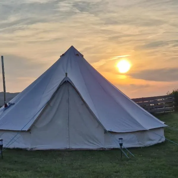 Beautiful 1-Bed bell tent in Holyhead, hotel in Llanrhwydrys