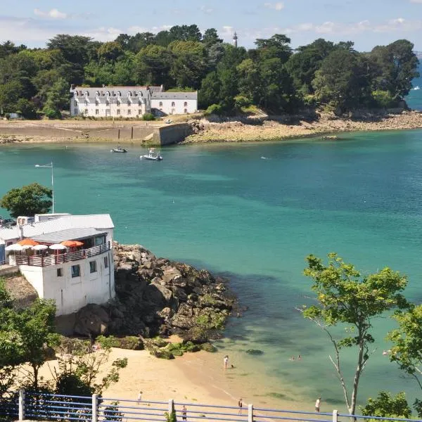 Appartement face Mer - 50m plage, hotel in Douarnenez