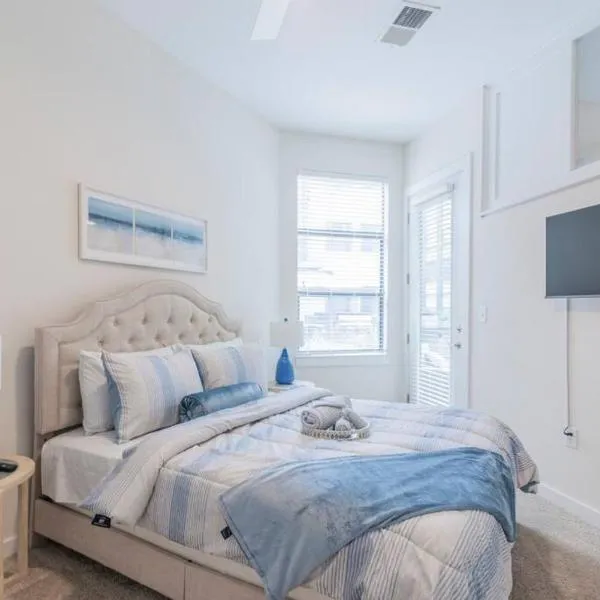 Charming Cozy Apartment with Wi-Fi & Free Parking，位于夏洛特的酒店