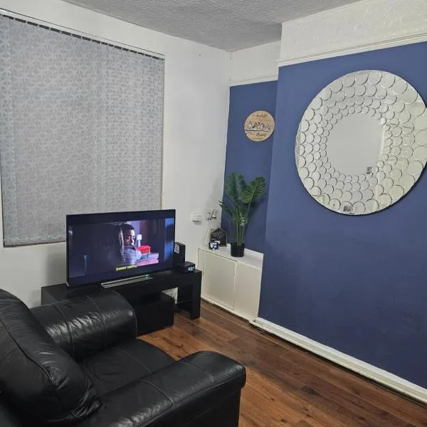 Your Happy Place-2 Bedroom House, hotel i Liverpool