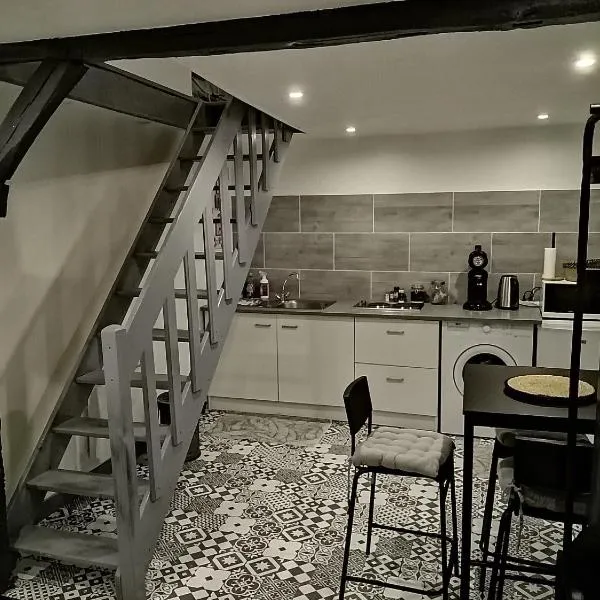 Maison Diana à 400 mètres à pieds de l'aéroport, hotel in Tillé