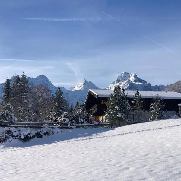 Große schöne Mansardenwohnung mit 2 Balkonen – hotel w mieście Lofer