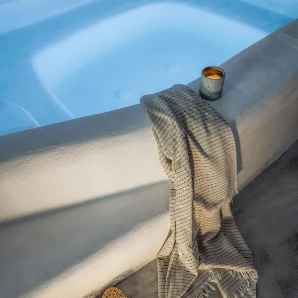 Yposkafon Concept Two-Bedroom Villa with Private Jacuzzi and Hamam, hotel in Megalochori