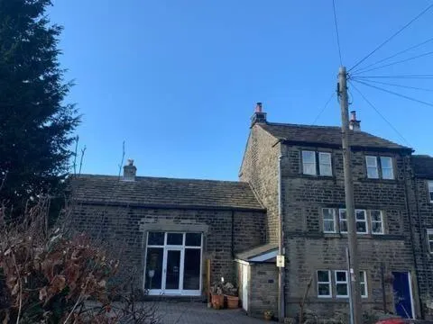 Spacious, Sunny Double Bedroom in Home Stay Quirky Cottage, Near Holmfirth、ホルムファースのホテル