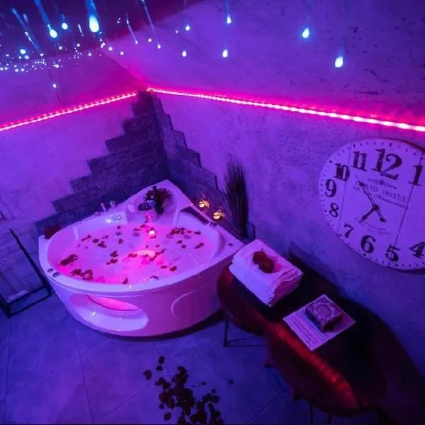 Apartament NEON JACUZZI -Loft Styl -RYNEK CENTRUM &Parking ,Śniadania For Free, hotel v destinácii Kielce